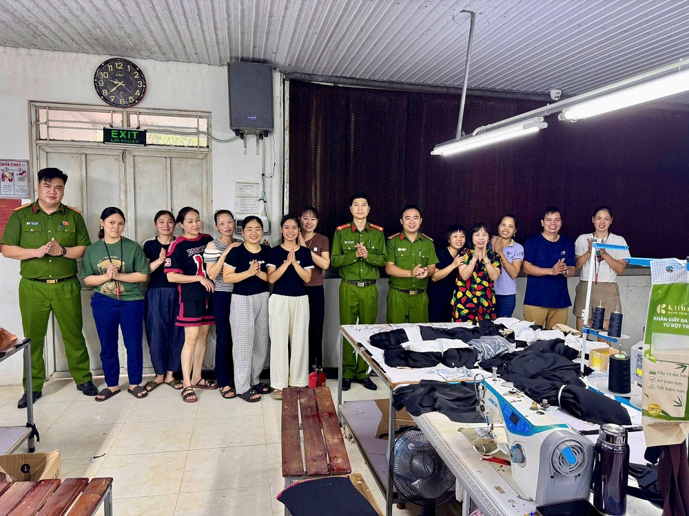 Công an xã Hợp Tiến tổ chức tuyên truyền, phổ biến pháp luật tại Công ty cổ phần may xuất khẩu Tân Quý